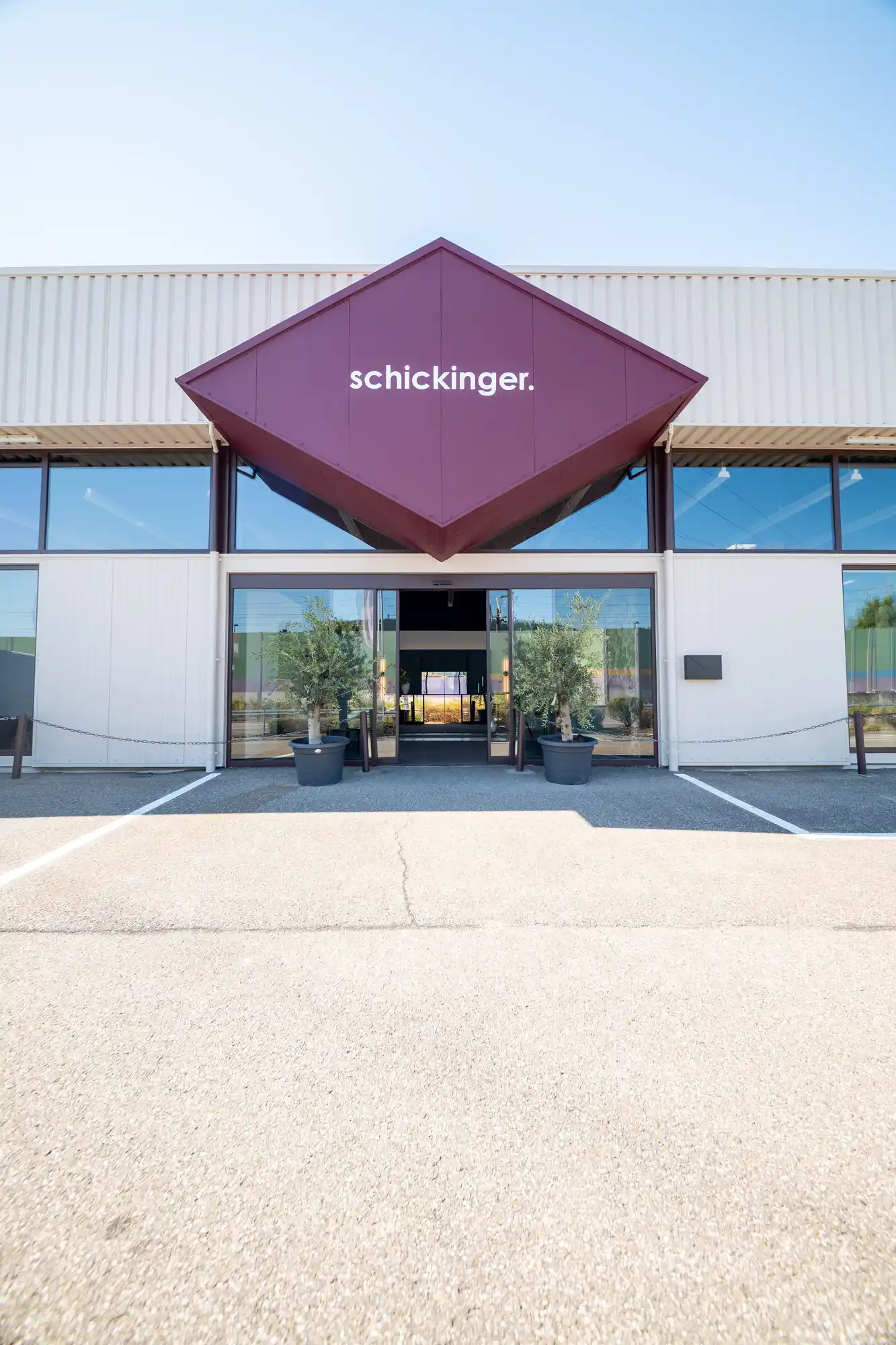 Außenansicht im Schickinger Showroom in Sinzheim – eingang, rauten-logo