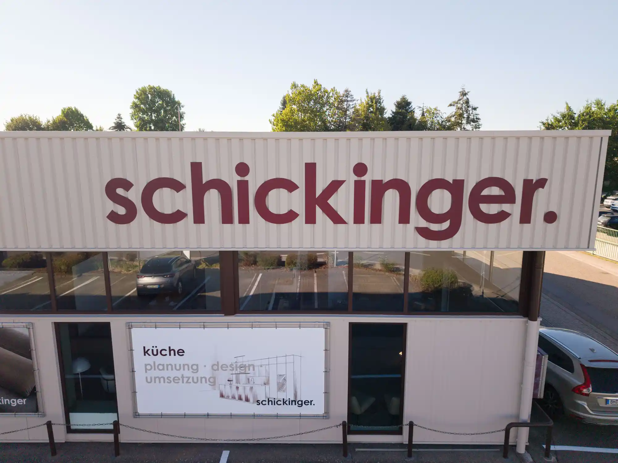 Außenansicht im Schickinger Showroom in Sinzheim – luftaufnahme, schriftzug