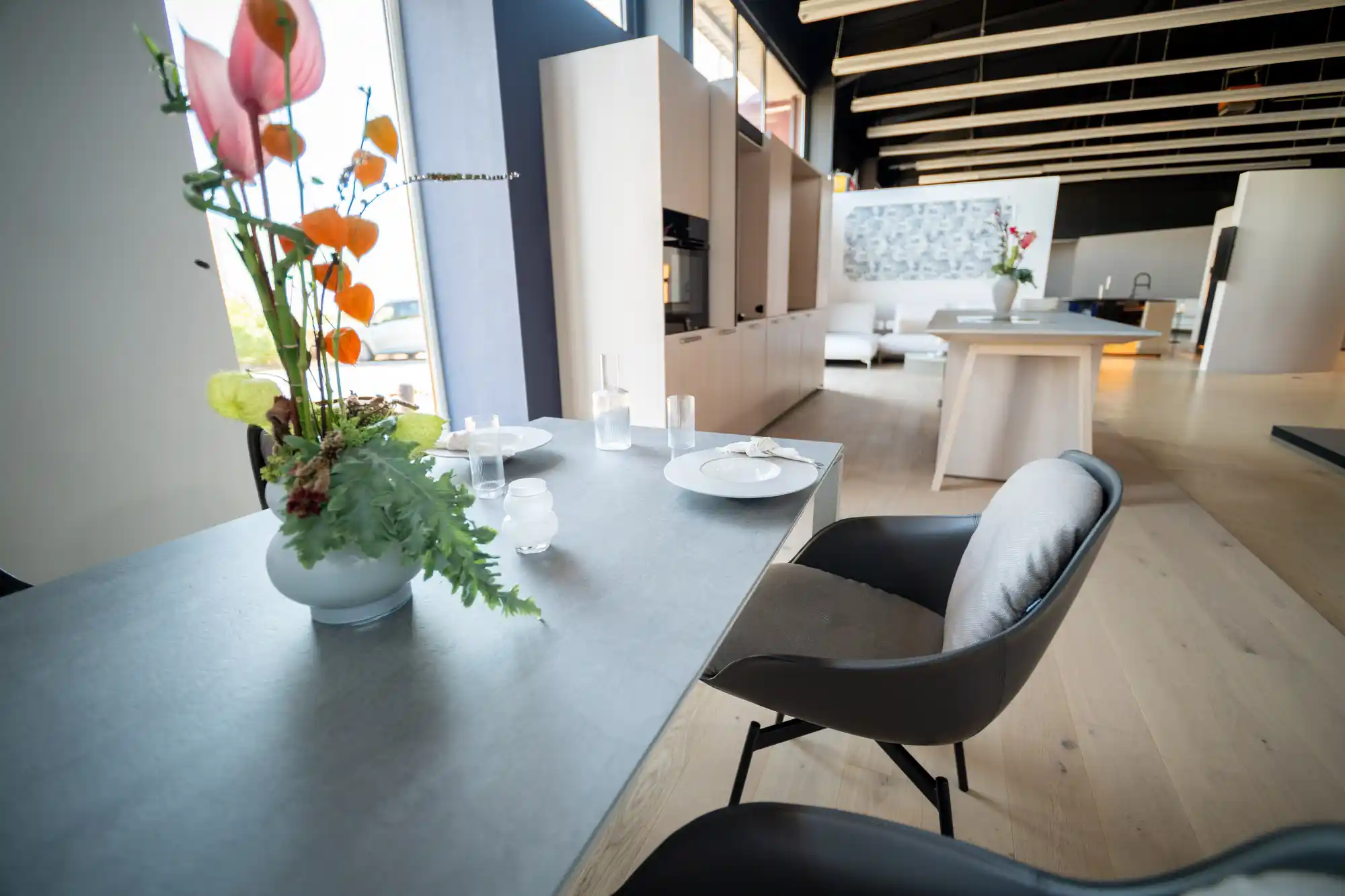 Detail im Schickinger Showroom in Sinzheim – esstisch, blumenschmuck