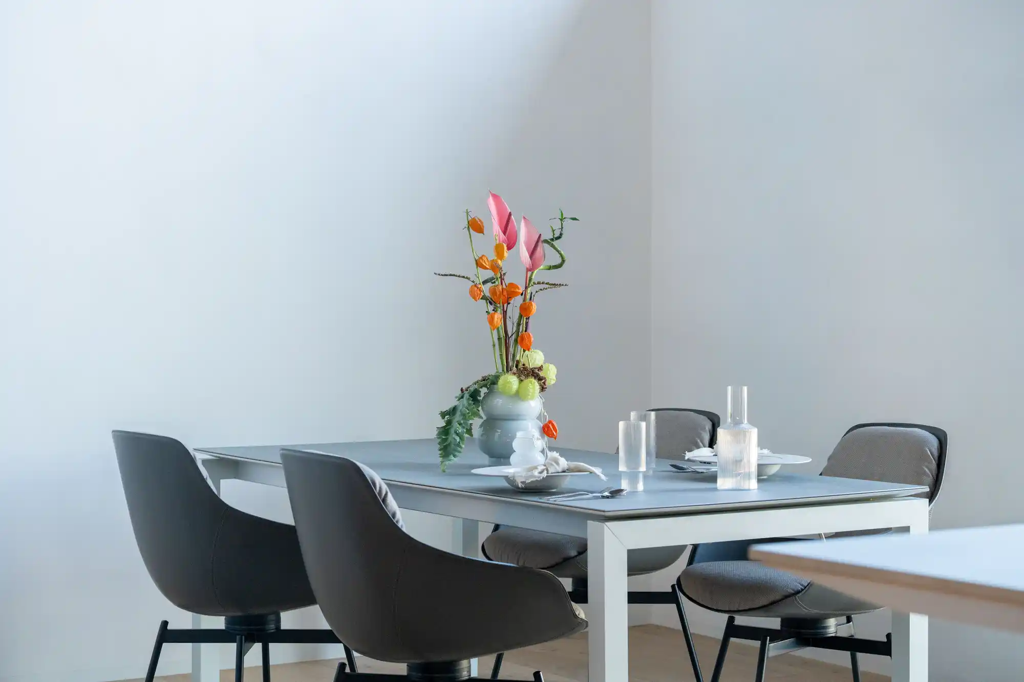 Detail im Schickinger Showroom in Sinzheim – esstisch, gedeckt