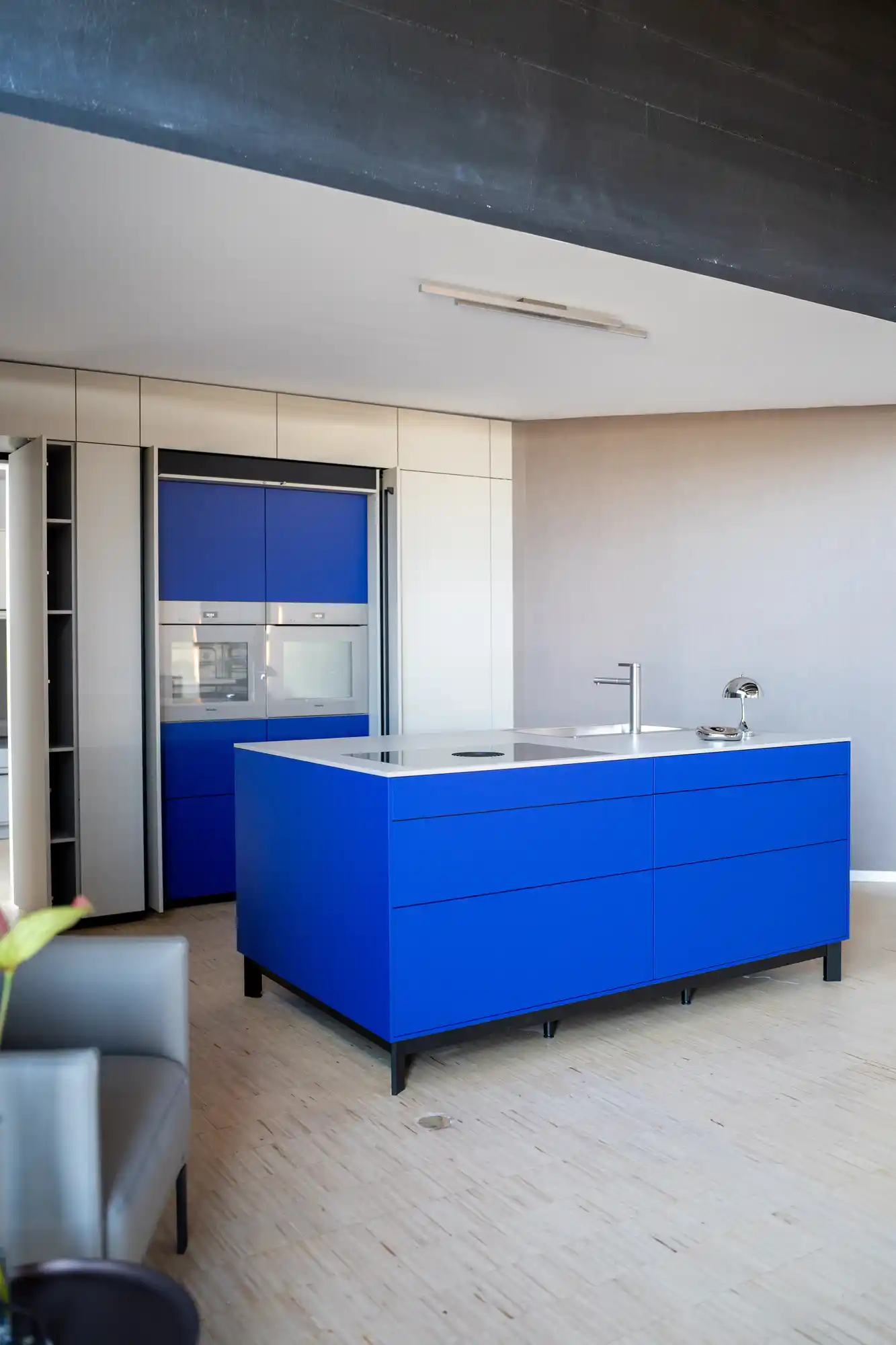 Küche im Schickinger Showroom in Sinzheim – blaue kochinsel