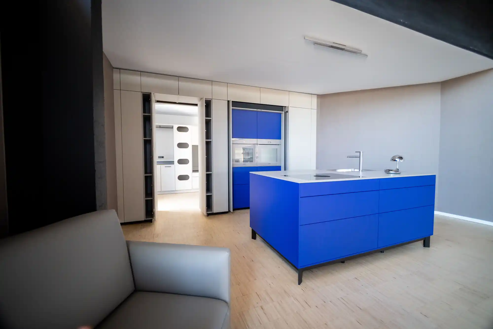 Küche im Schickinger Showroom in Sinzheim – blaue kochinsel, kochinsel
