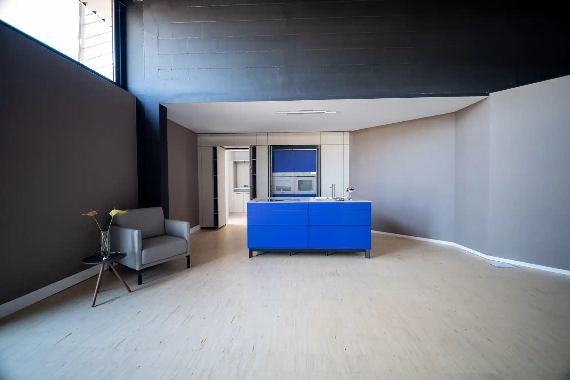 Küche im Schickinger Showroom in Sinzheim – blaue kochinsel, raumansicht