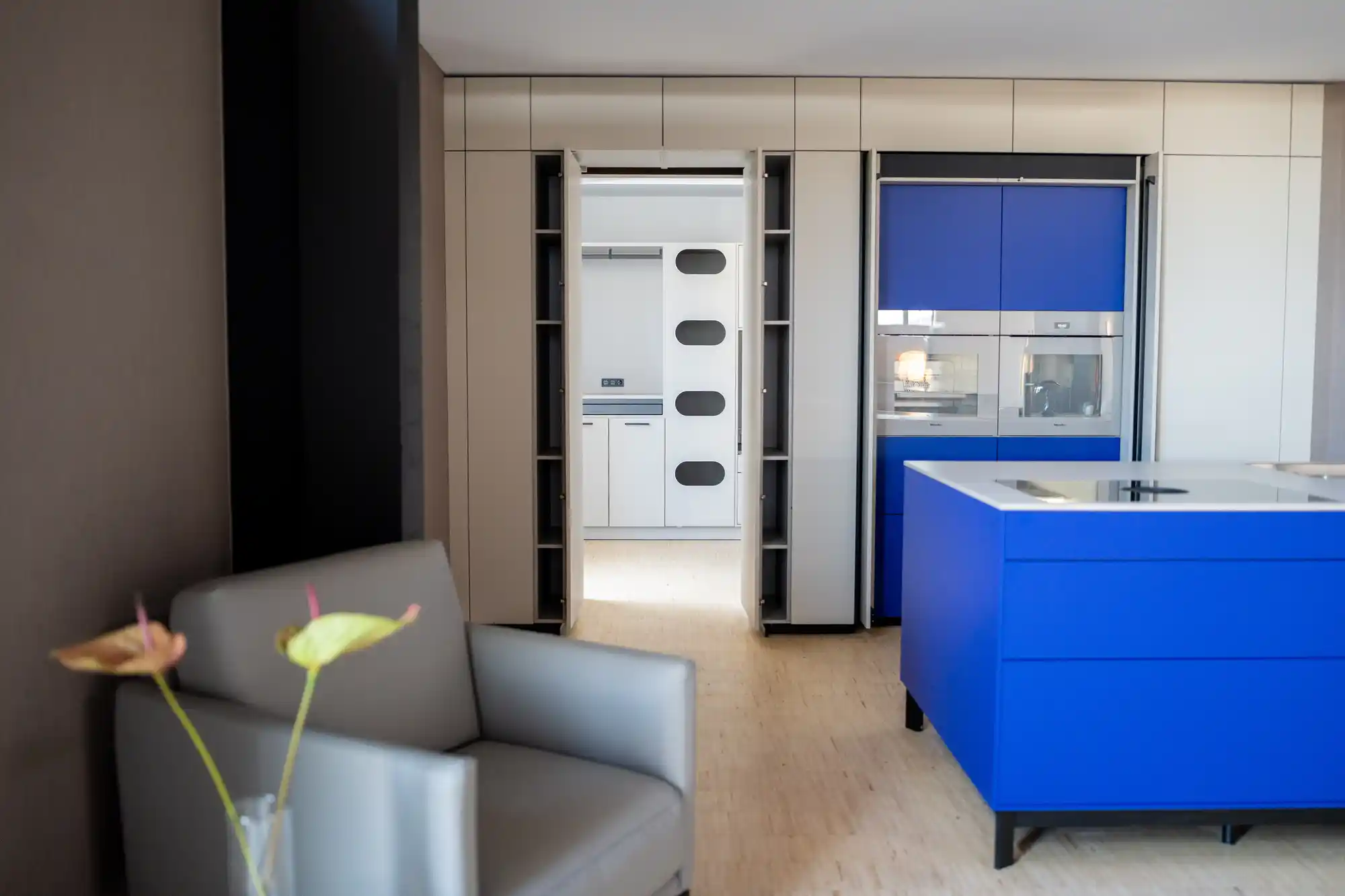 Küche im Schickinger Showroom in Sinzheim – blaue kochinsel, sessel