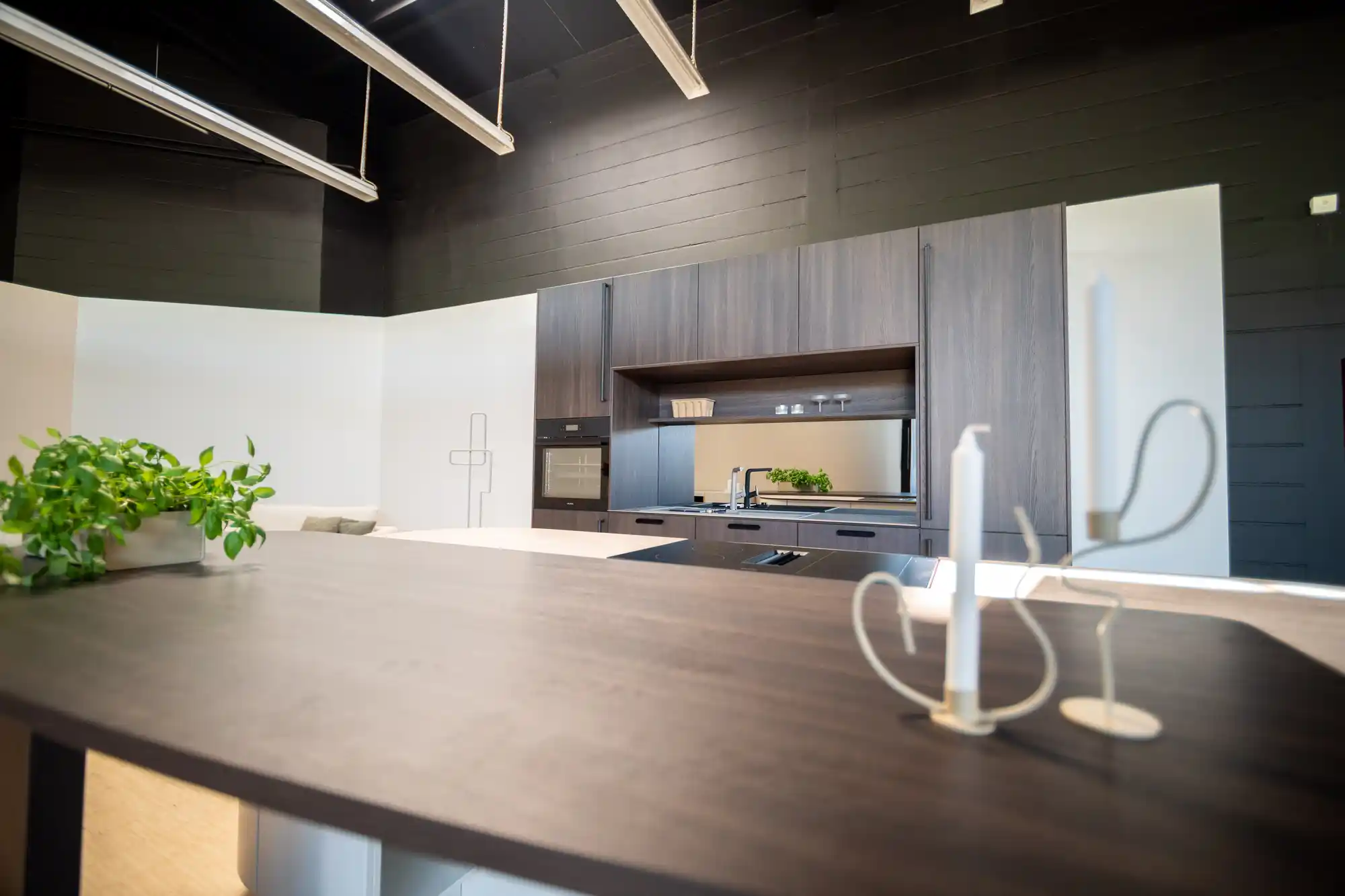 Küche im Schickinger Showroom in Sinzheim – dunkles holz, kerzen