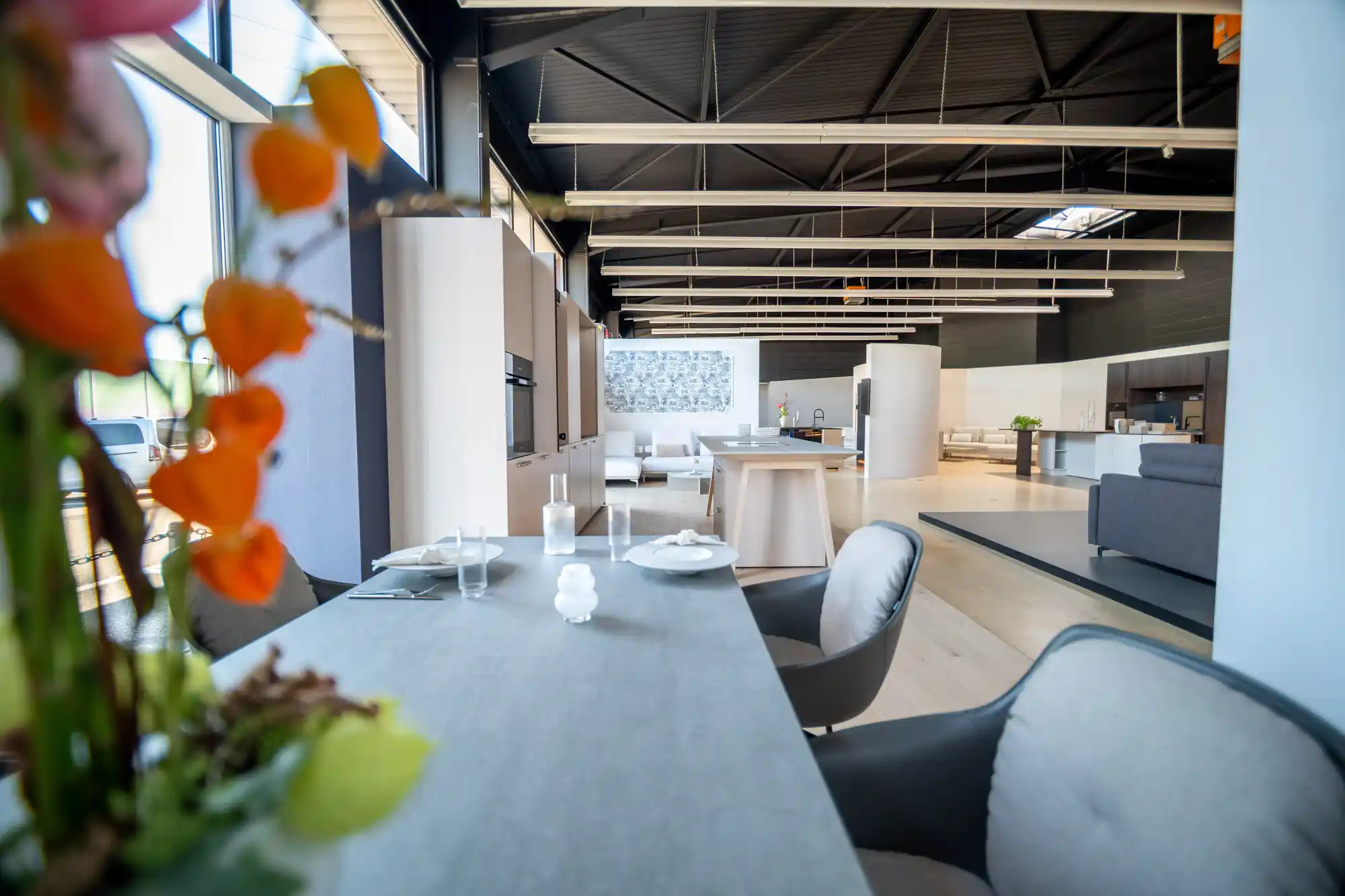 Küche im Schickinger Showroom in Sinzheim – eiche, blumenschmuck