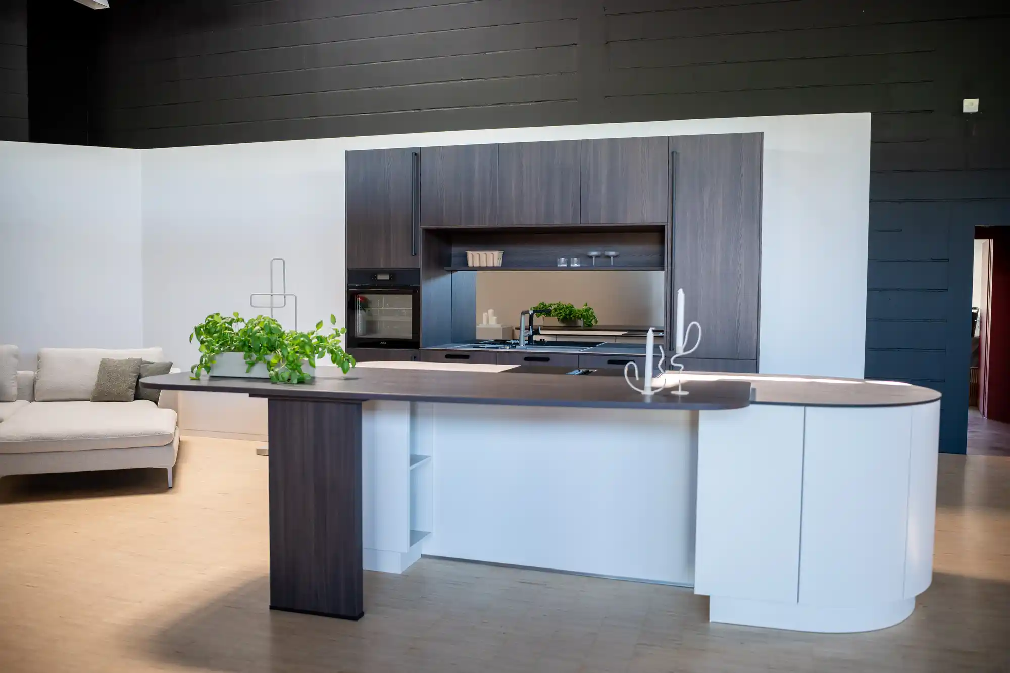Küche im Schickinger Showroom in Sinzheim – runde insel, kochinsel, weitwinkel