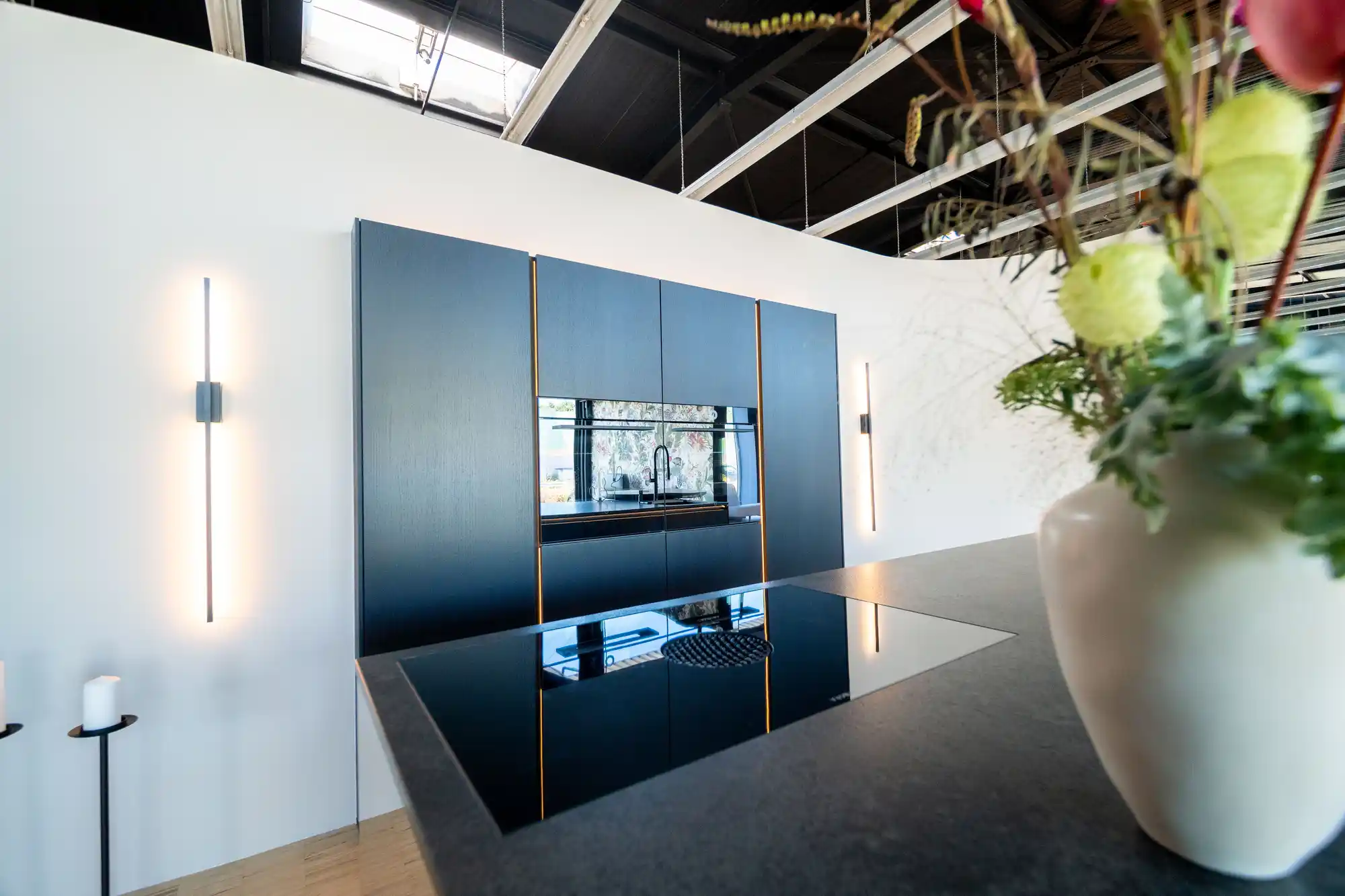 Küche im Schickinger Showroom in Sinzheim – schwarze fronten, blumenschmuck
