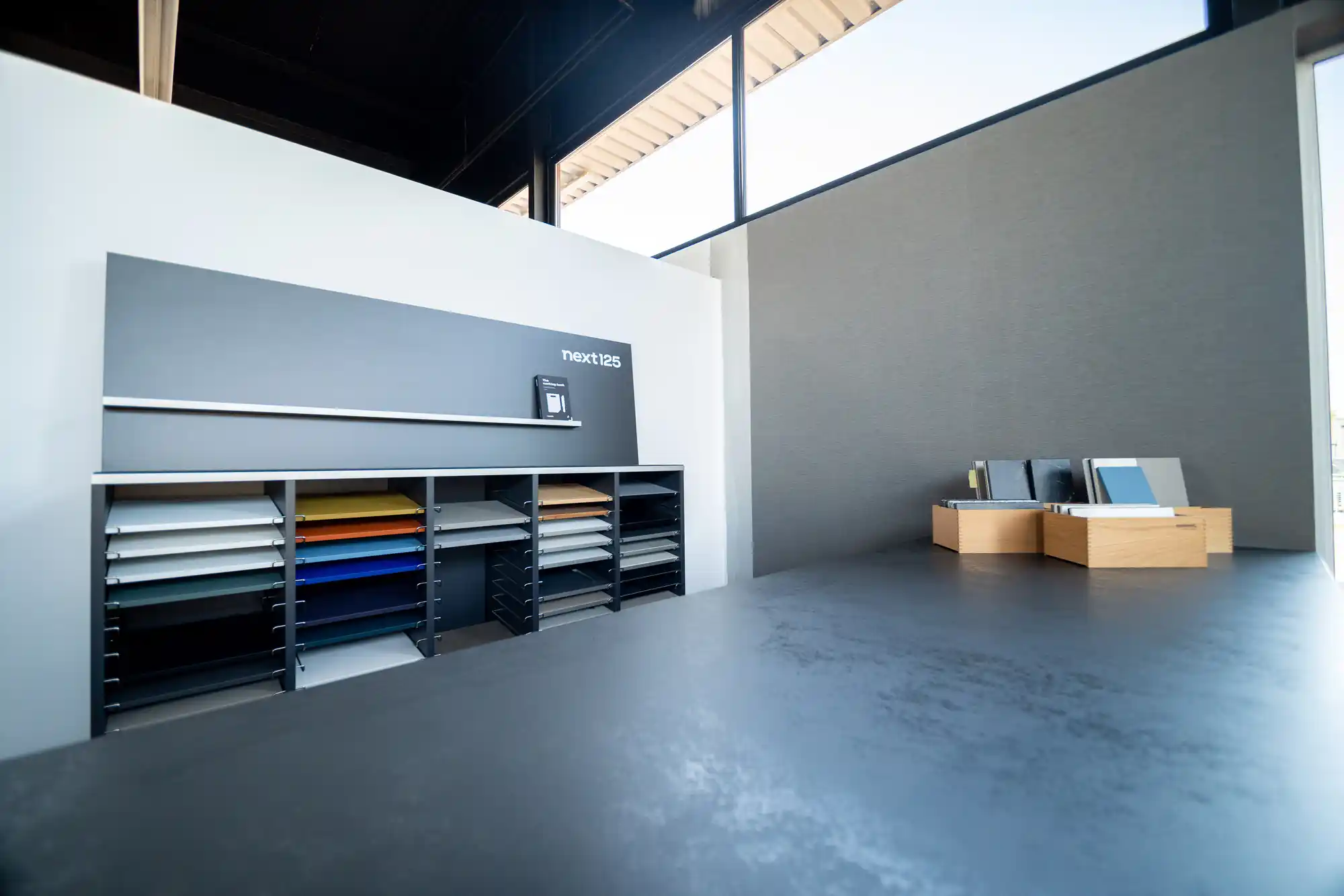 Materialmuster im Schickinger Showroom in Sinzheim – materialien, musterwand