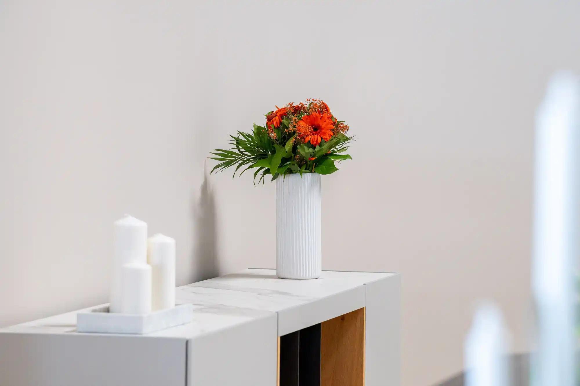 Wohnbereich im Schickinger Showroom in Sinzheim – konsole, blumenschmuck