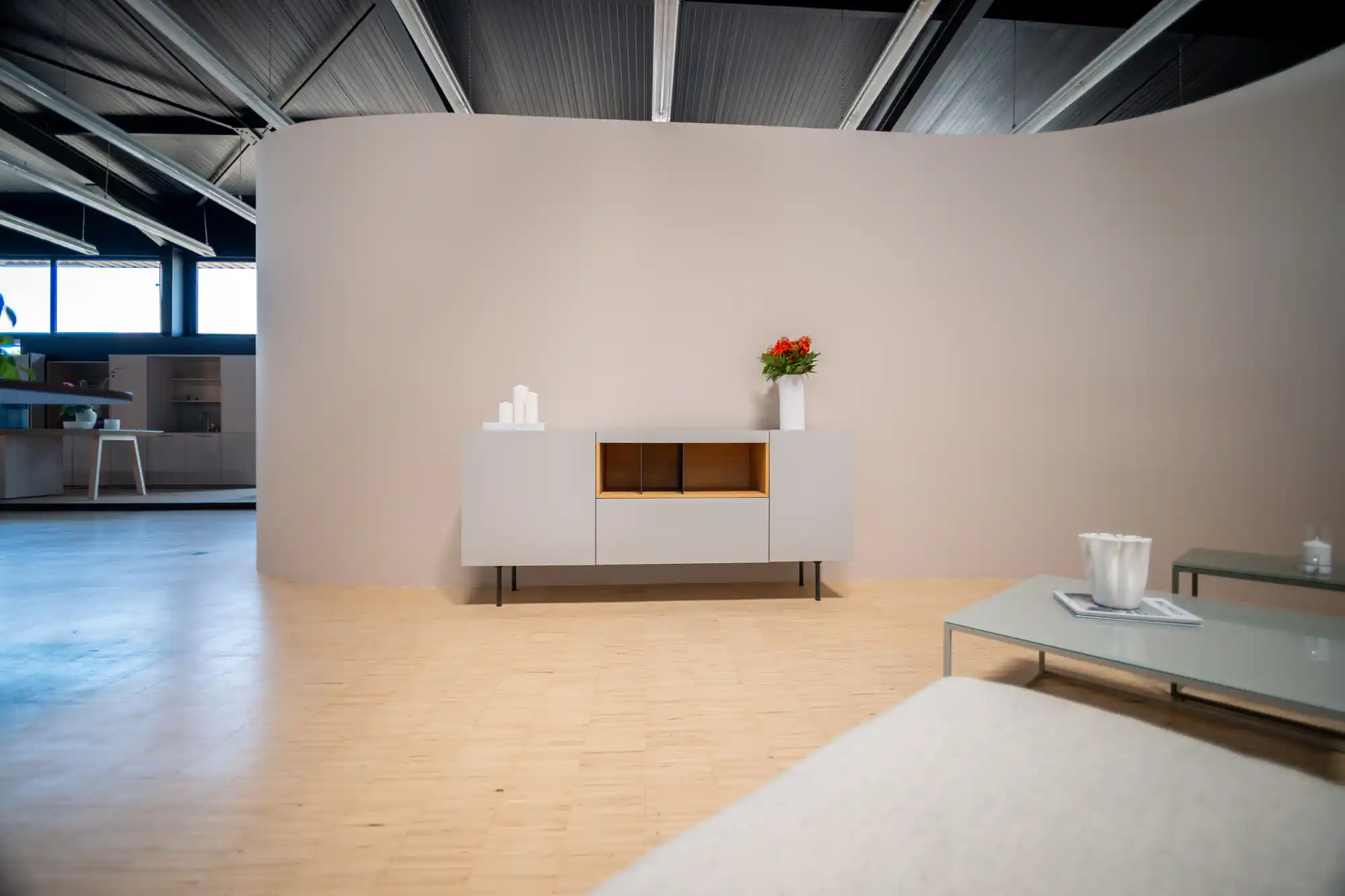 Wohnbereich im Schickinger Showroom in Sinzheim – sideboard, weiß