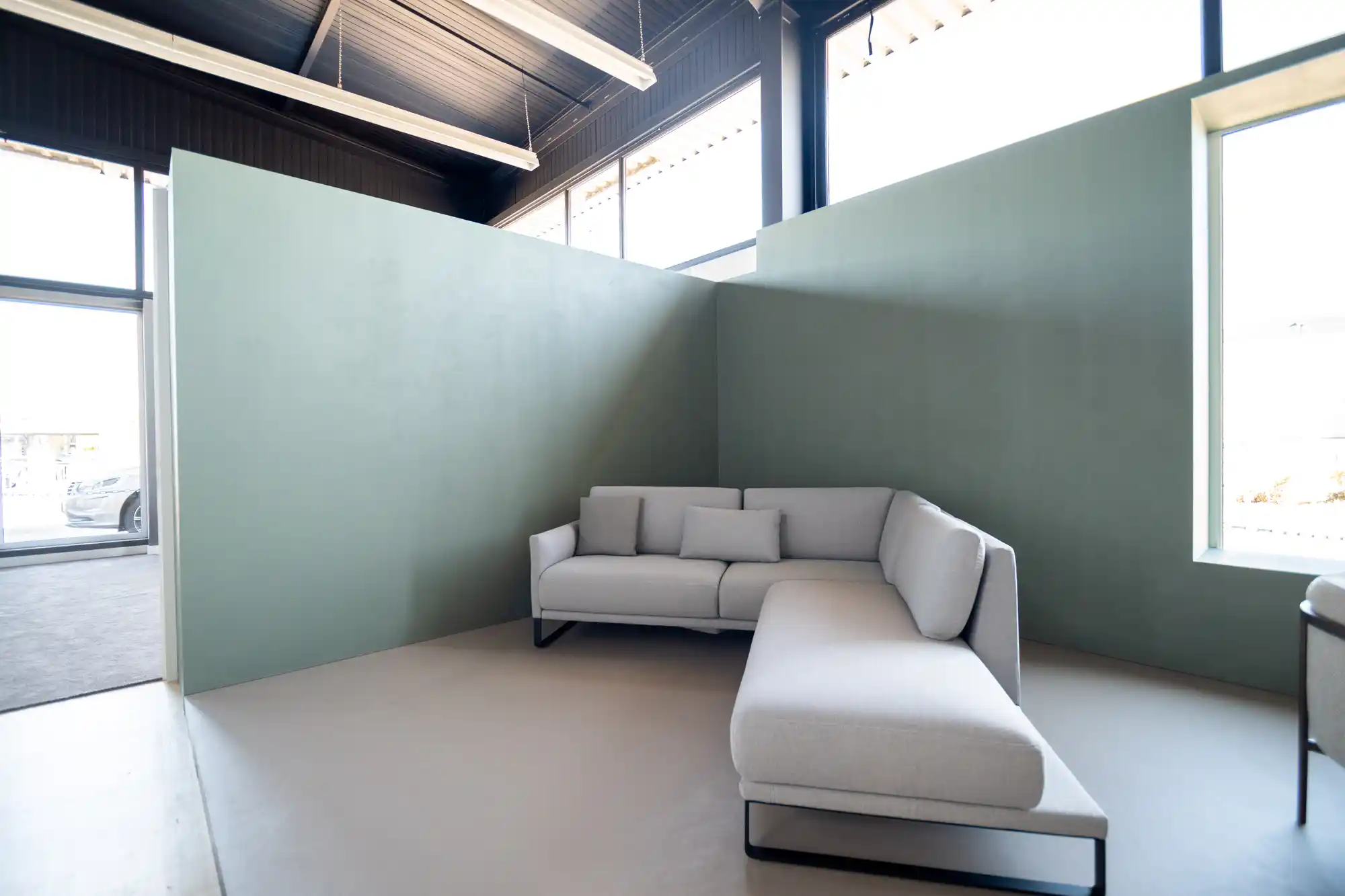 Wohnbereich im Schickinger Showroom in Sinzheim – sofa, grün, wand
